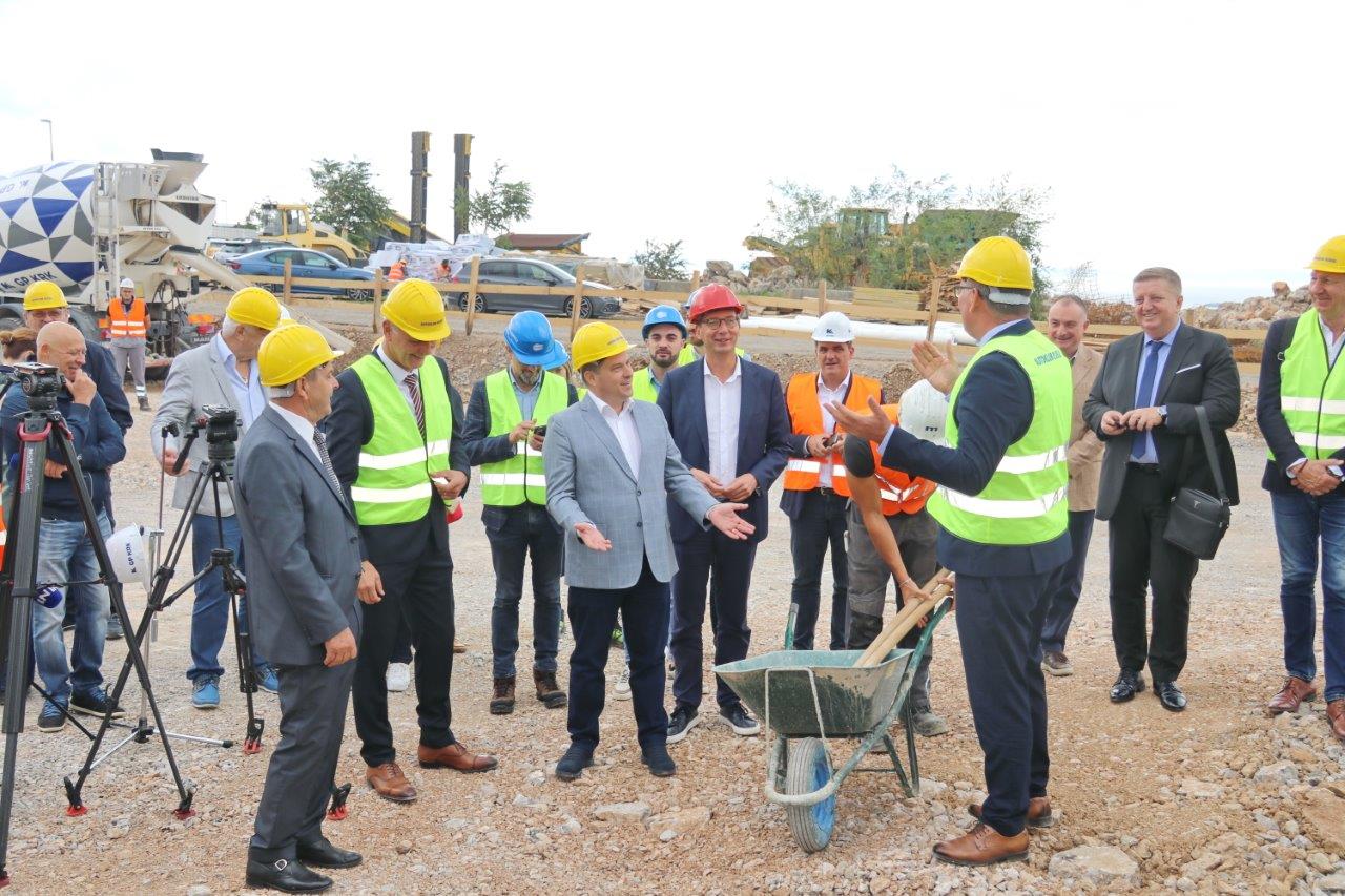 Polaganje-vremenske-kapsule-u-temelje-novog-Tehničko-servisnog-centra-Autokluba-Rijeka-na-Rujevici-27 Polaganje-vremenske-kapsule-u-temelje-novog-Tehničko-servisnog-centra-Autokluba-Rijeka-na-Rujevici-27