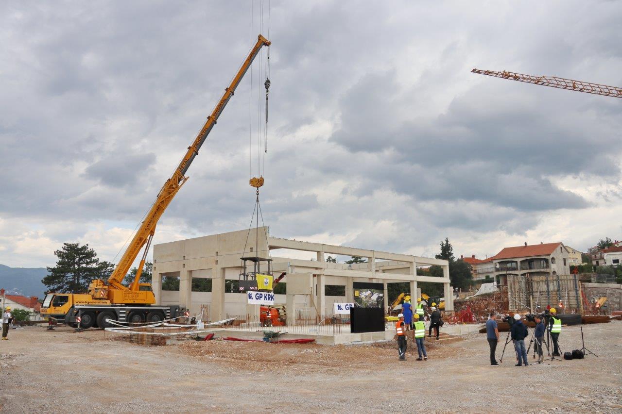 Polaganje-vremenske-kapsule-u-temelje-novog-Tehničko-servisnog-centra-Autokluba-Rijeka-na-Rujevici-5 Polaganje-vremenske-kapsule-u-temelje-novog-Tehničko-servisnog-centra-Autokluba-Rijeka-na-Rujevici-5