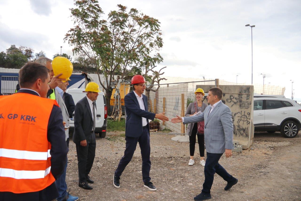 Polaganje-vremenske-kapsule-u-temelje-novog-Tehničko-servisnog-centra-Autokluba-Rijeka-na-Rujevici-7 Polaganje-vremenske-kapsule-u-temelje-novog-Tehničko-servisnog-centra-Autokluba-Rijeka-na-Rujevici-7