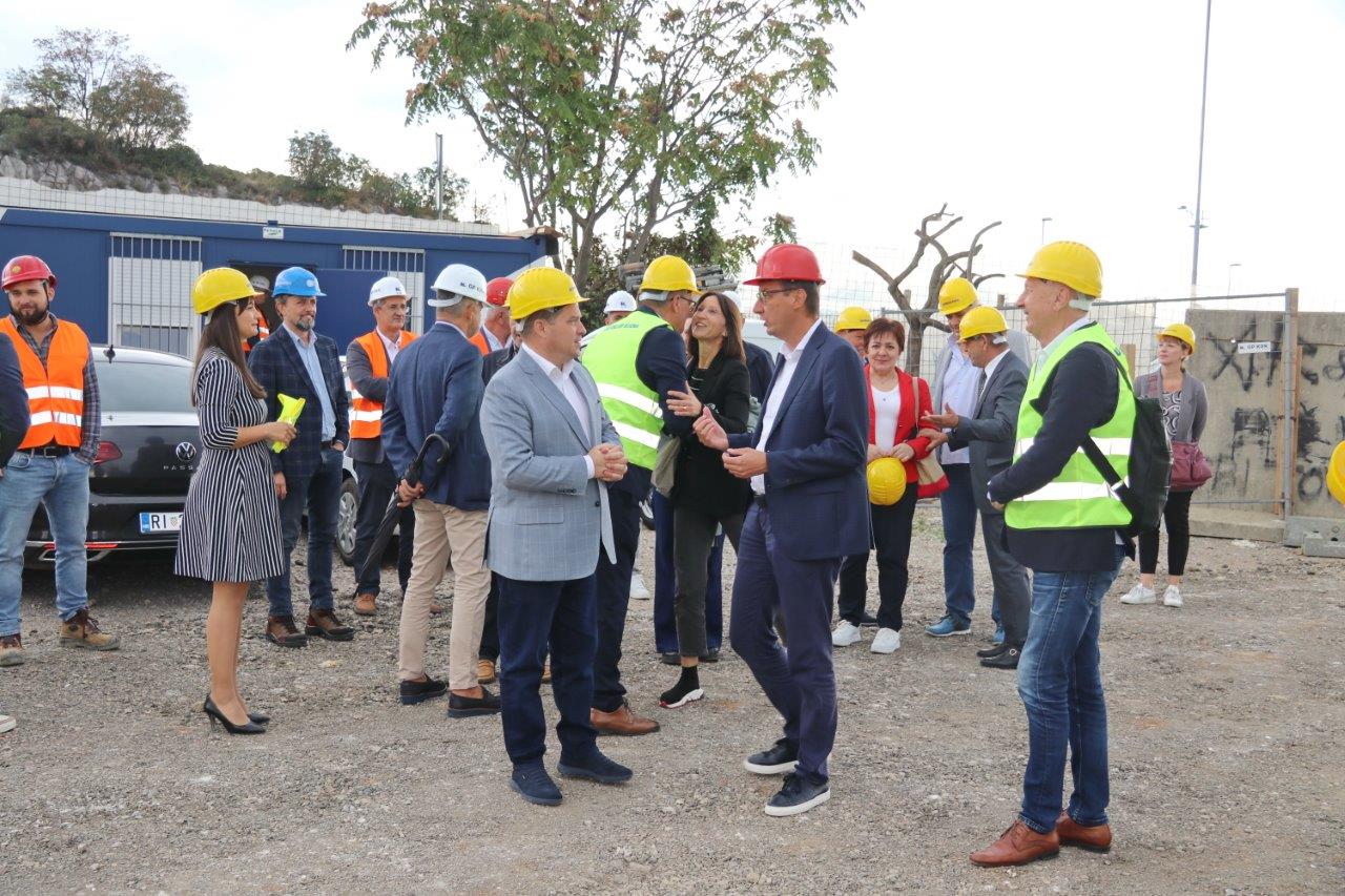 Polaganje-vremenske-kapsule-u-temelje-novog-Tehničko-servisnog-centra-Autokluba-Rijeka-na-Rujevici-9 Polaganje-vremenske-kapsule-u-temelje-novog-Tehničko-servisnog-centra-Autokluba-Rijeka-na-Rujevici-9