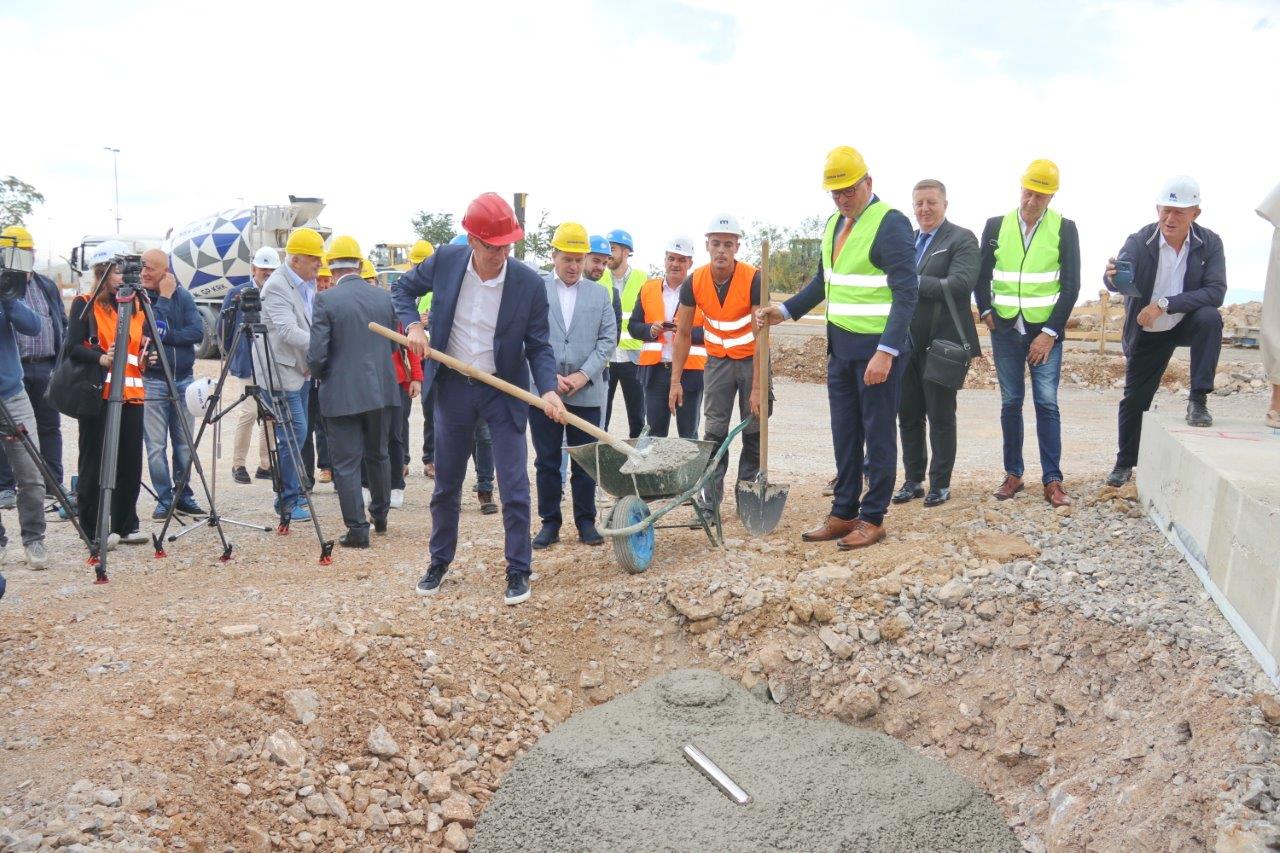 Polaganje-vremenske-kapsule-u-temelje-novog-Tehnicko-servisnog-centra-Autokluba-Rijeka-na-Rujevici Polaganje-vremenske-kapsule-u-temelje-novog-Tehnicko-servisnog-centra-Autokluba-Rijeka-na-Rujevici