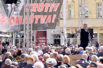 Zagreb: Prosvjed umirovljenika na Trgu bana Jelačića