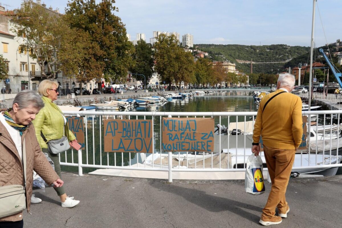 Rijeka: Poruke obješene na mostu na Mrtvom kanalu