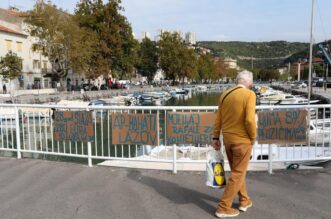 Rijeka: Poruke obješene na mostu na Mrtvom kanalu