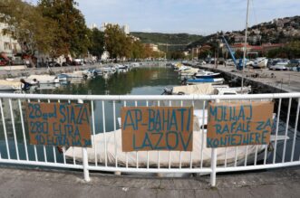 Rijeka: Poruke obješene na mostu na Mrtvom kanalu