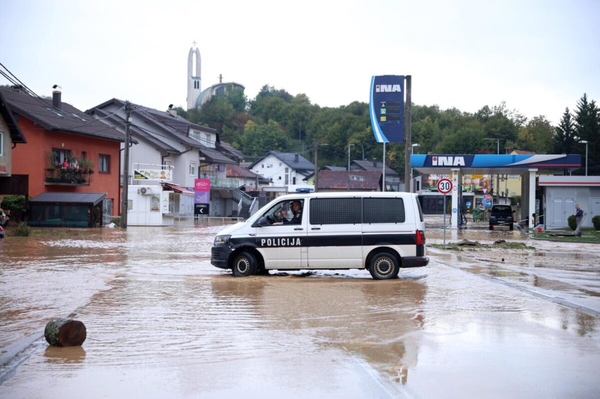 BiH: Zbog obilnih padalina poplavljene su ulice u Kiseljaku