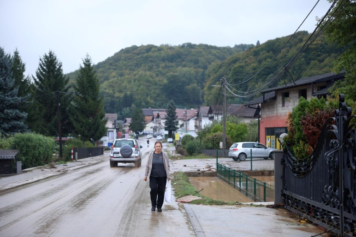 BiH: Zbog obilnih padalina poplavljene su ulice u Kiseljaku