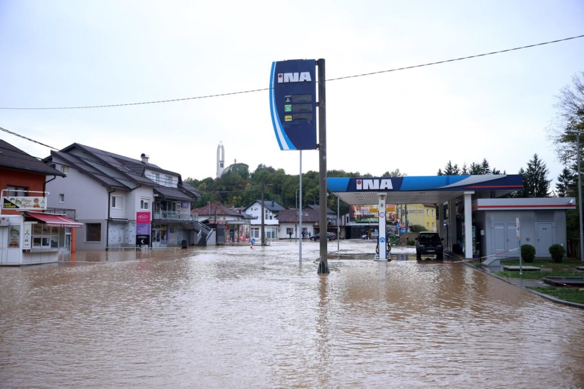 BiH: Zbog obilnih padalina poplavljene su ulice u Kiseljaku