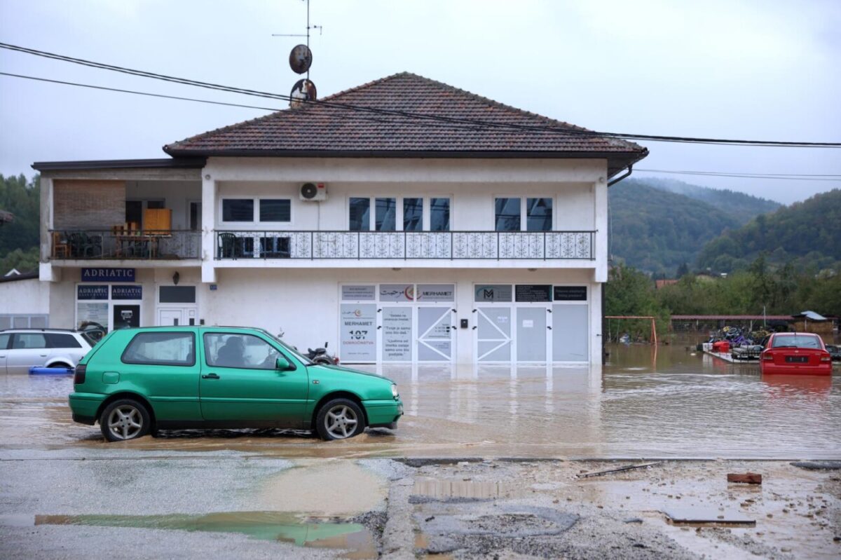 BiH: Zbog obilnih padalina poplavljene su ulice u Kiseljaku