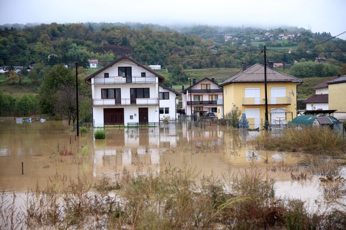 BiH: Zbog obilnih padalina poplavljene su ulice u Kiseljaku