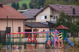 BiH: Zbog obilnih padalina poplavljene su ulice u Kiseljaku