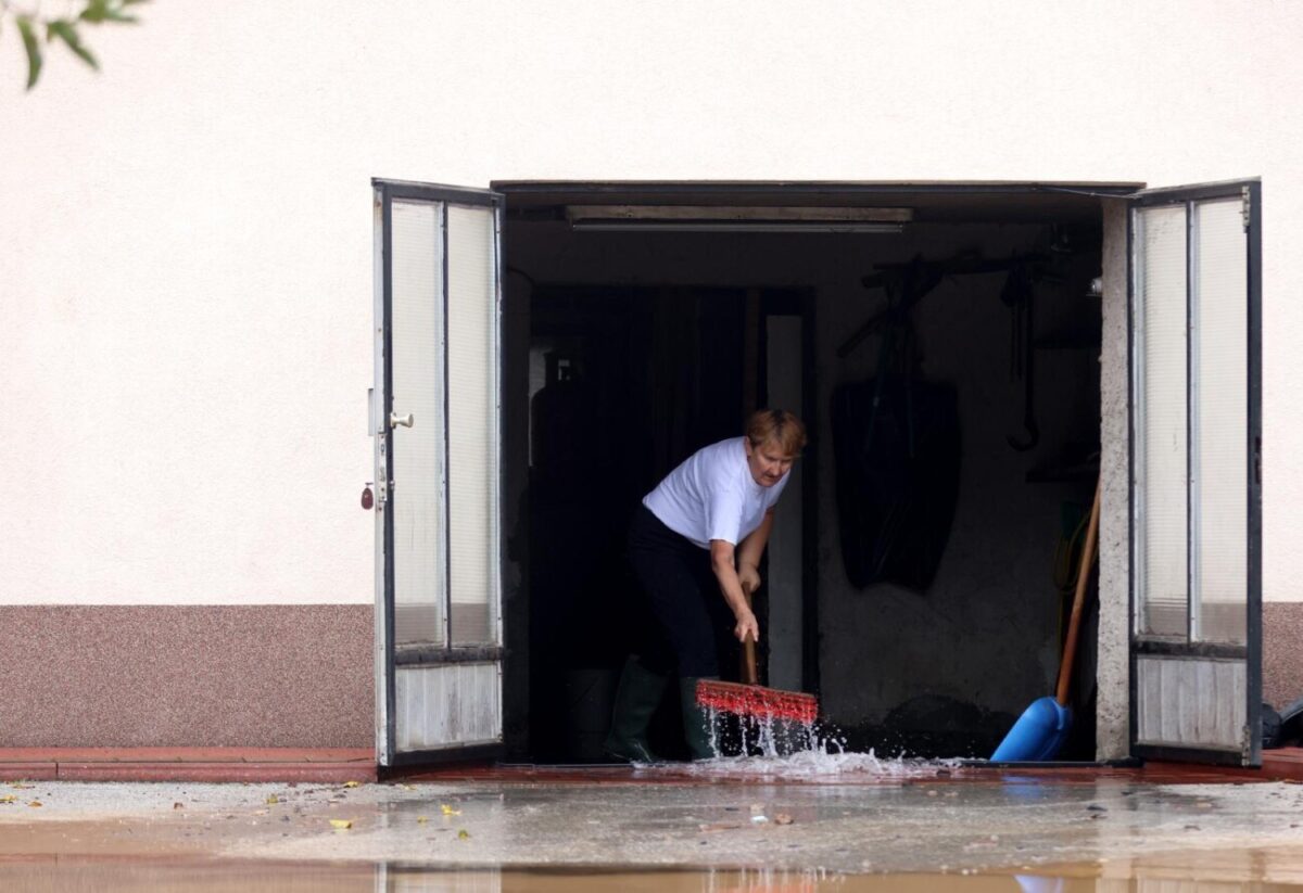 BiH: Zbog obilnih padalina poplavljene su ulice u Kiseljaku