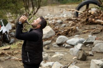 Dirljivi prizori iz BiH: Volonter iz ruševina spasio mačku