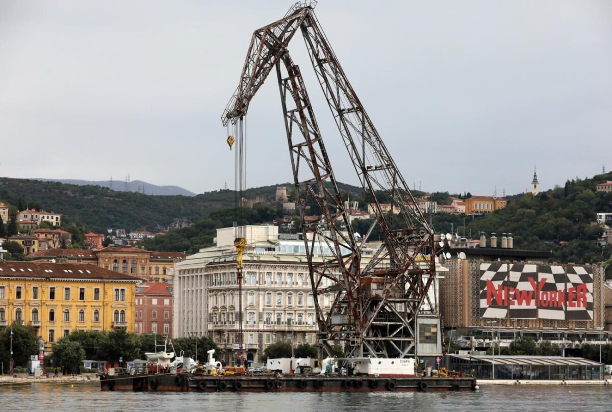 Rijeka: Pontonska dizalica JPS-a Dobra premješta betonske blokove u luci