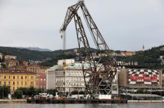 Rijeka: Pontonska dizalica JPS-a Dobra premješta betonske blokove u luci