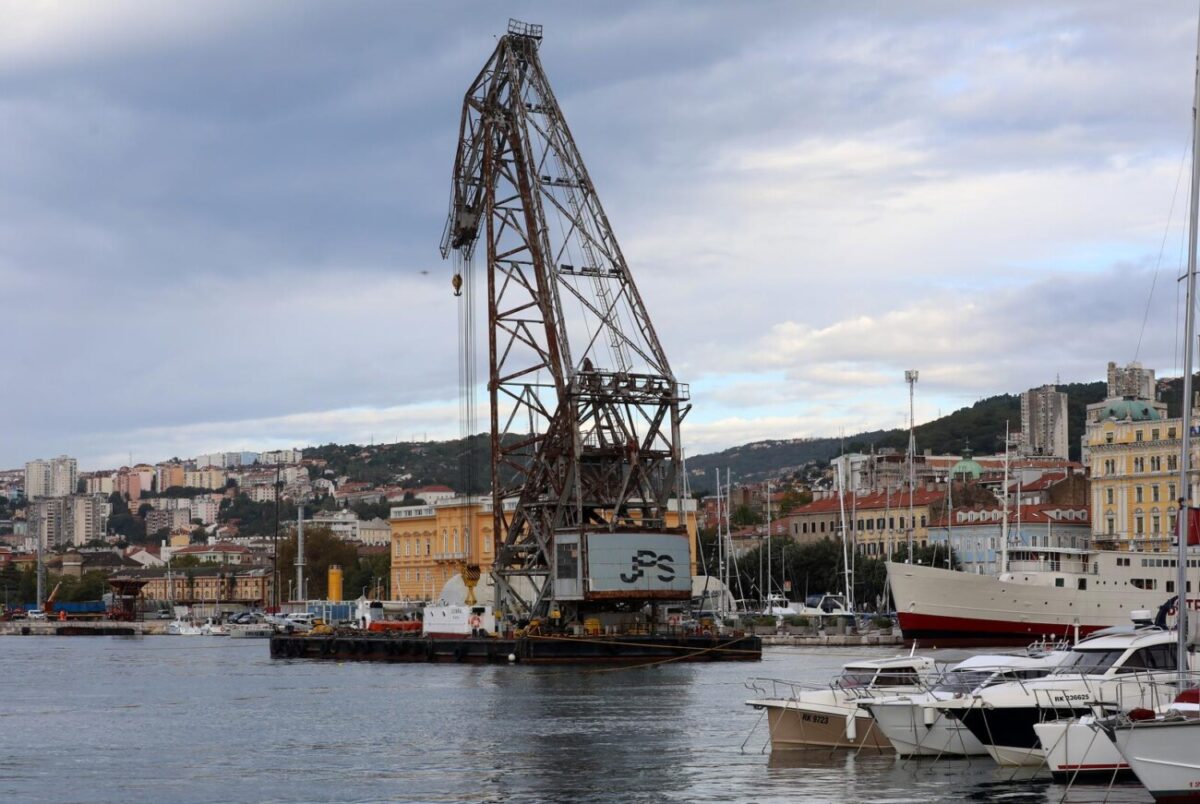 Rijeka: Pontonska dizalica JPS-a Dobra premjeta betonske blokove u luci