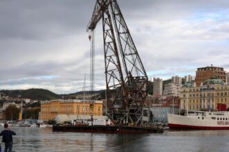 Rijeka: Pontonska dizalica JPS-a Dobra premješta betonske blokove u luci