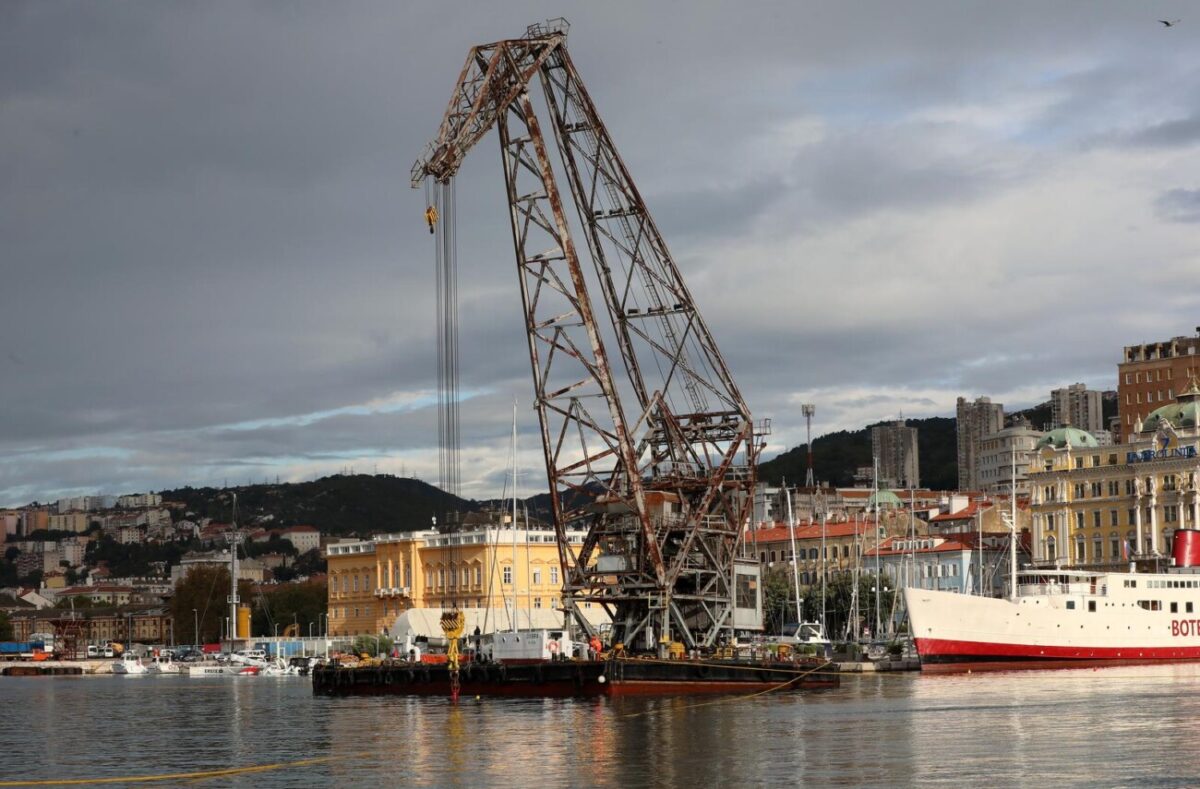 Rijeka: Pontonska dizalica JPS-a Dobra premješta betonske blokove u luci