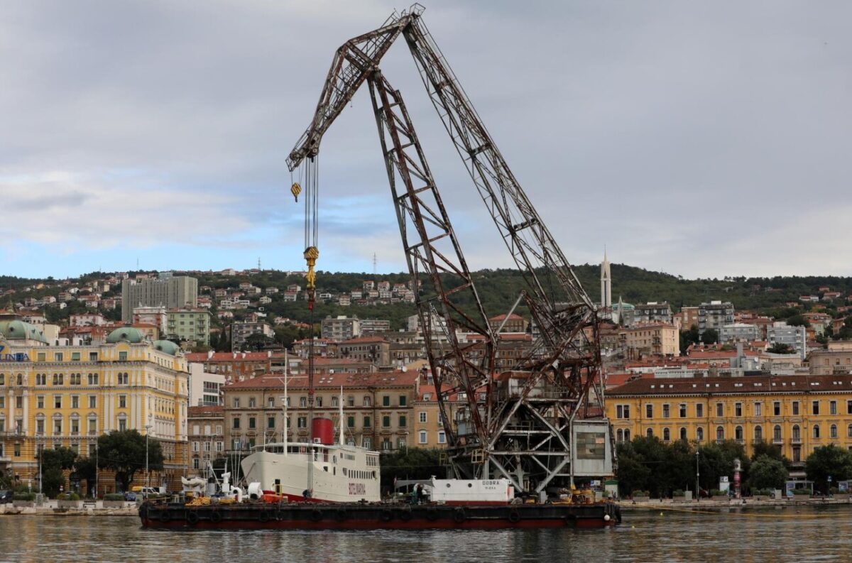 Rijeka: Pontonska dizalica JPS-a Dobra premjeta betonske blokove u luci