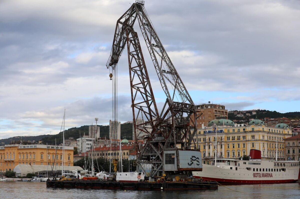 Rijeka: Pontonska dizalica JPS-a Dobra premjeta betonske blokove u luci