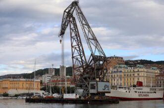 Rijeka: Pontonska dizalica JPS-a Dobra premjeta betonske blokove u luci