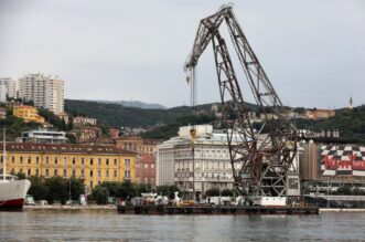 Rijeka: Pontonska dizalica JPS-a Dobra premješta betonske blokove u luci