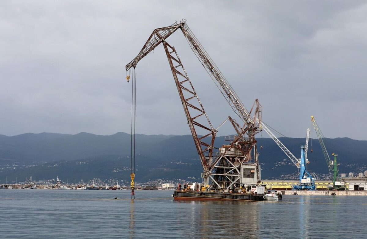 Rijeka: Pontonska dizalica JPS-a Dobra premjeta betonske blokove u luci.