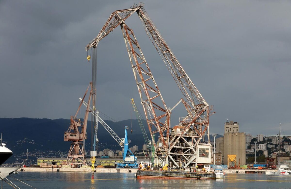 Rijeka: Pontonska dizalica JPS-a Dobra premješta betonske blokove u luci.