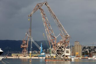 Rijeka: Pontonska dizalica JPS-a Dobra premješta betonske blokove u luci.