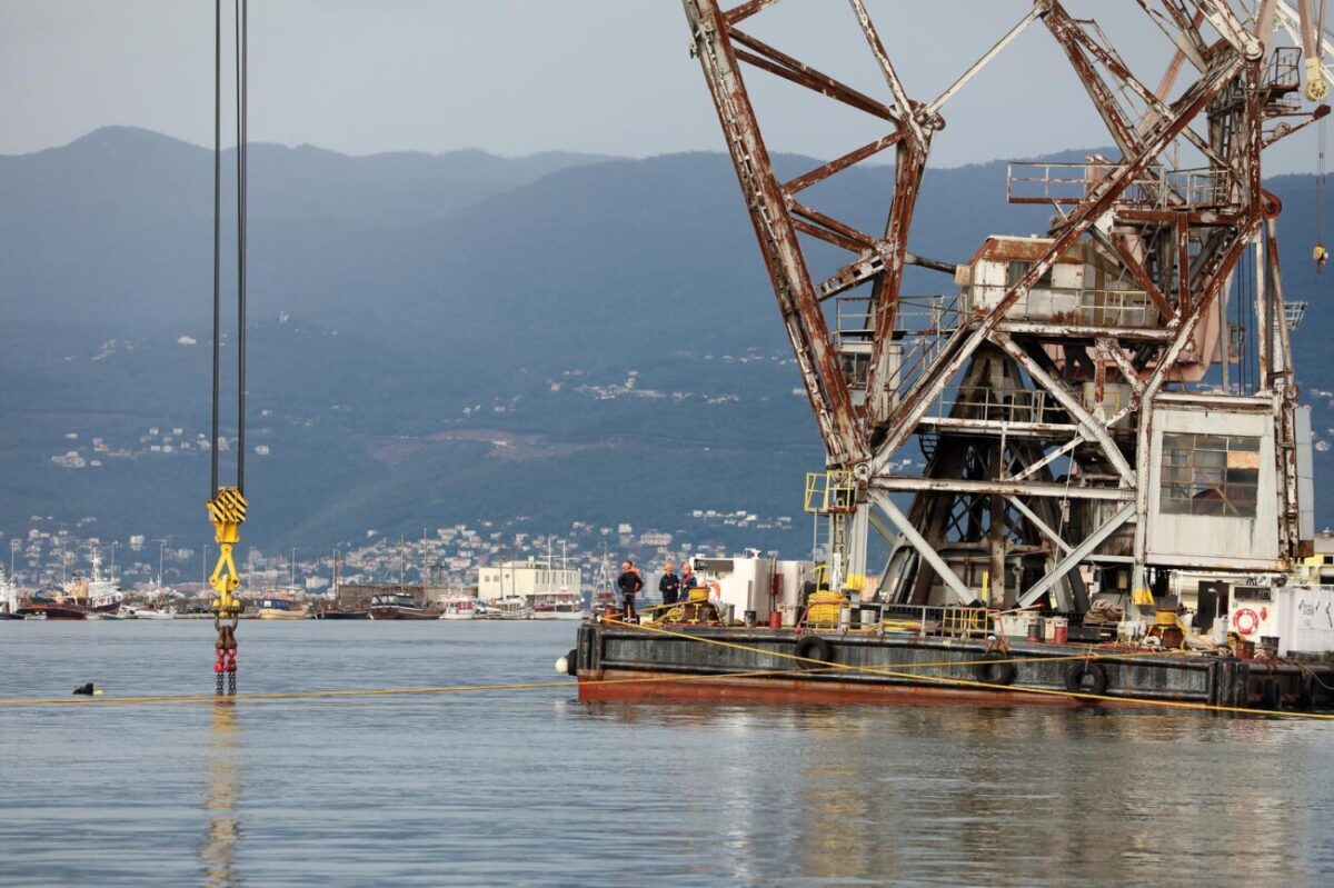 Rijeka: Pontonska dizalica JPS-a Dobra premješta betonske blokove u luci.