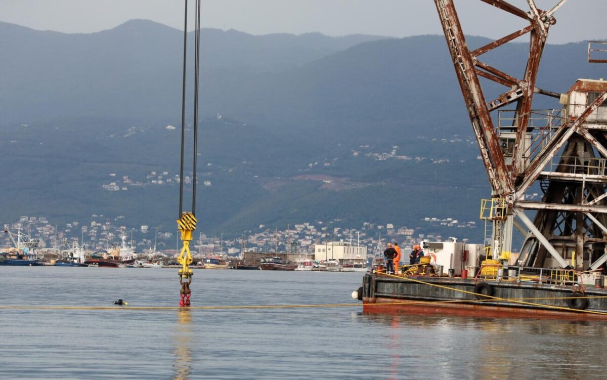 Rijeka: Pontonska dizalica JPS-a Dobra premjeta betonske blokove u luci.