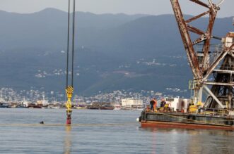 Rijeka: Pontonska dizalica JPS-a Dobra premjeta betonske blokove u luci.