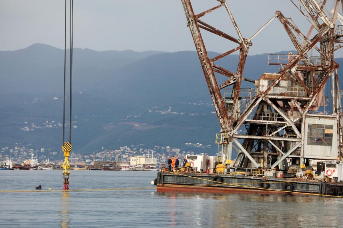 Rijeka: Pontonska dizalica JPS-a Dobra premjeta betonske blokove u luci.