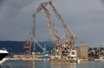 Rijeka: Pontonska dizalica JPS-a Dobra premjeta betonske blokove u luci.