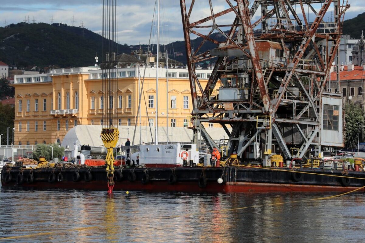 Rijeka: Pontonska dizalica JPS-a Dobra premješta betonske blokove u luci.