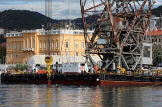 Rijeka: Pontonska dizalica JPS-a Dobra premješta betonske blokove u luci.