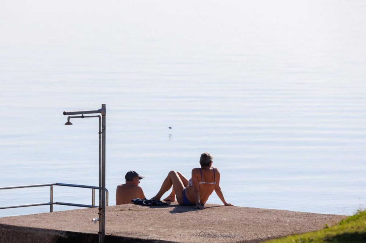 Riječani iskoristili toplo i sunčano vrijeme za uživanje na plaži Igralište Kantrida