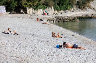 Riječani iskoristili toplo i sunčano vrijeme za uživanje na plaži Igralište Kantrida