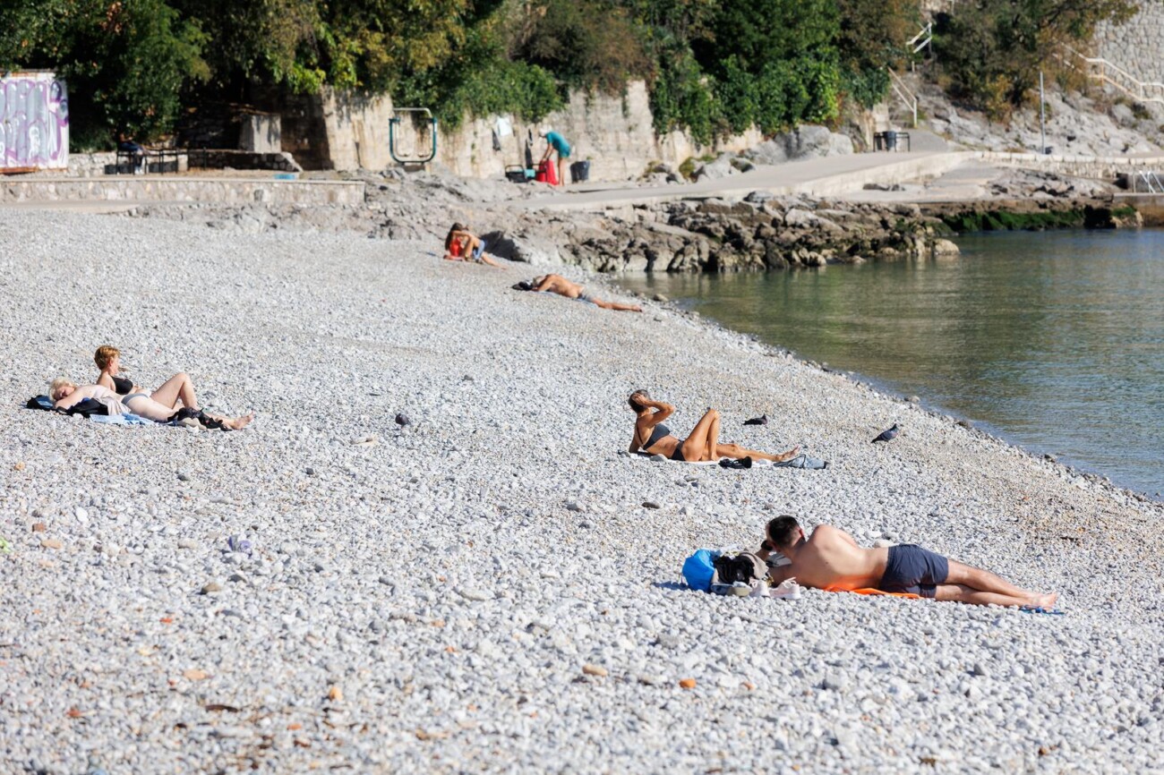 Riječani iskoristili toplo i sunčano vrijeme za uživanje na plaži Igralište Kantrida Riječani iskoristili toplo i sunčano vrijeme za uživanje na plaži Igralište Kantrida