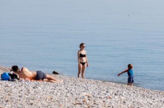 Riječani iskoristili toplo i sunčano vrijeme za uživanje na plaži Igralište Kantrida