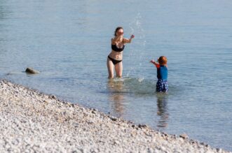 Riječani iskoristili toplo i sunčano vrijeme za uživanje na plaži Igralište Kantrida