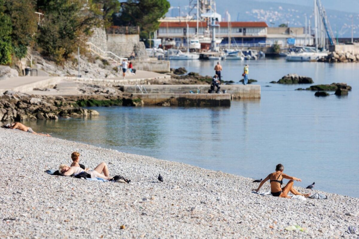 Riječani iskoristili toplo i sunčano vrijeme za uživanje na plaži Igralište Kantrida