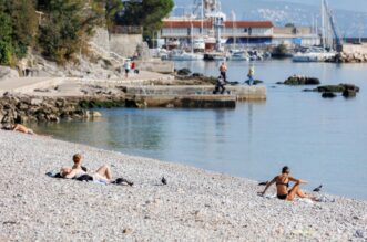 Riječani iskoristili toplo i sunčano vrijeme za uživanje na plaži Igralište Kantrida