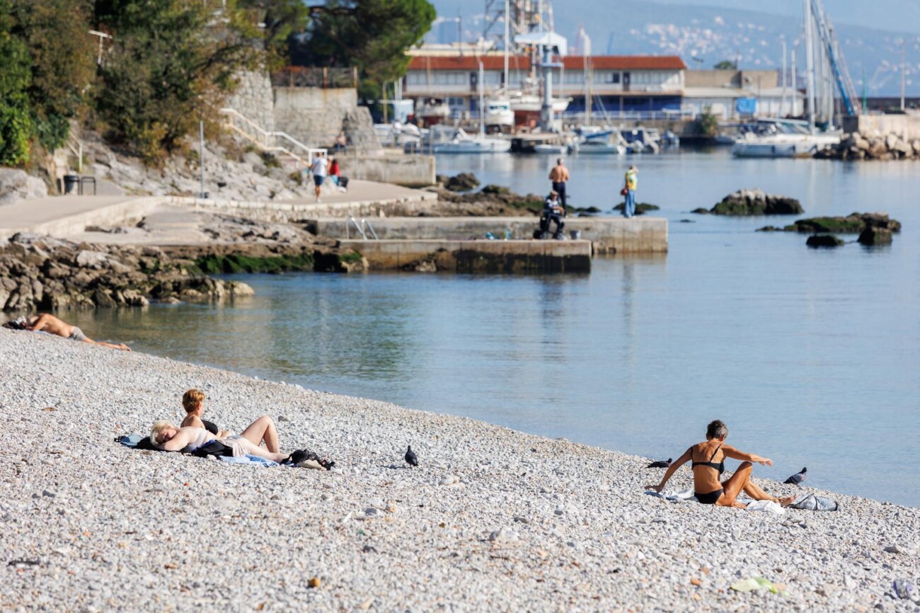 Riječani iskoristili toplo i sunčano vrijeme za uživanje na plaži Igralište Kantrida Riječani iskoristili toplo i sunčano vrijeme za uživanje na plaži Igralište Kantrida