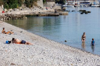 Riječani iskoristili toplo i sunčano vrijeme za uživanje na plaži Igralište Kantrida