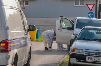 U stanu u Puli pronađen mrtav muškarac, sumnja se na ubojstvo