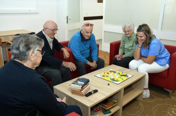 Otvoren obnovljeni i novouređeni Dom za starije osobe u Petrinji