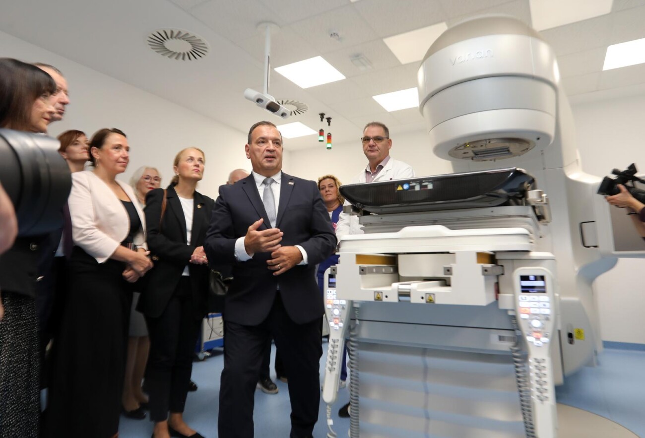 Rijeka: Ministar Bero na putanju u rad linearnog akceleratora u KBC-u Rijeka Rijeka: Ministar Bero na putanju u rad linearnog akceleratora u KBC-u Rijeka