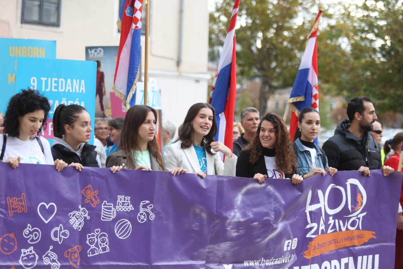 Rijeka: Odran Hod za ivot, pratili ih prosvjednici Rijeka: Odran Hod za ivot, pratili ih prosvjednici