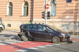 Zagreb: U prometnoj nesreći sudjelovala tri automobila, jedna osoba ozlijeđena